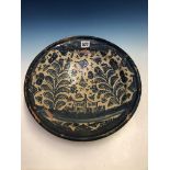 A BLUE AND WHITE MAIOLICA BOWL, POSSIBLY 17th C. TALAVERA, PAINTED WITH A STYLISED HOUSE BETWEEN TWO