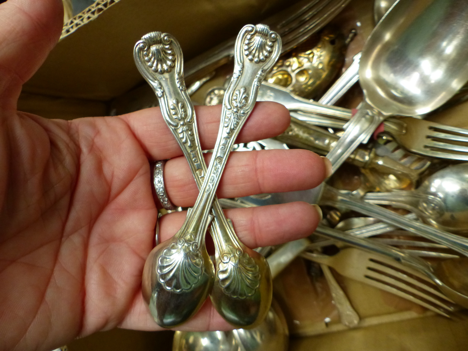 A COLLECTION OF ANTIQUE SILVER PLATED SERVING SPOONS VARIOUS FORKS AND TWO HALLMARKED SILVER KINGS - Image 2 of 3