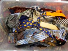 A QUANTITY OF VINTAGE GENTLEMANS NECK TIES.