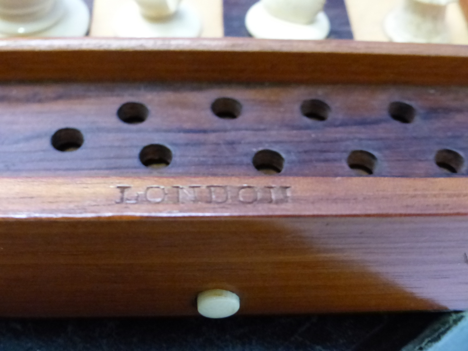 A JAQUES TRAVELLERS CHESS SET, THE MAHOGANY BOARD WITH LOCKS TO HOLD THE RED AND WHITE PIECES IN - Image 7 of 16