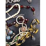 A COLLECTION OF VINTAGE JEWELLERY TO INCLUDE A PASTE NECKLACE SIGNED HGM, BEADS, A PASTE STONE