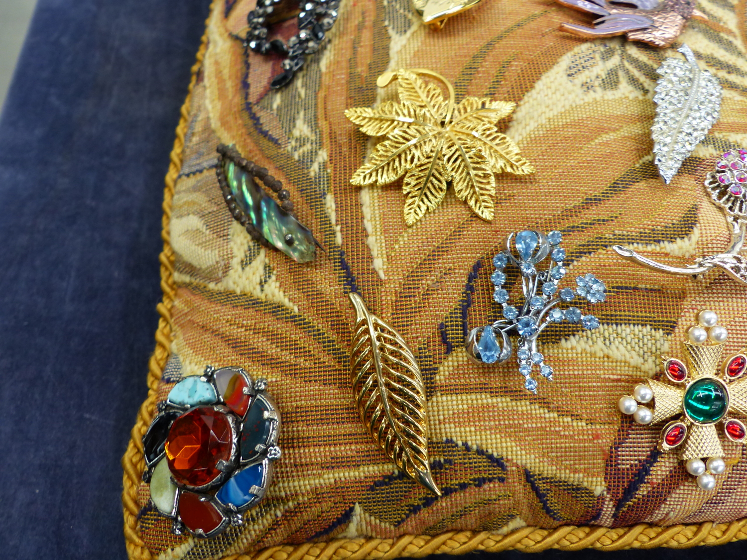 A QUANTITY COSTUME BROOCHES ON A TAPESTRY CUSHION - Image 2 of 5