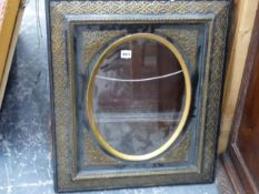 A LATE 19th CENTURY PICTURE FRAME WITH OVAL APERTURE.