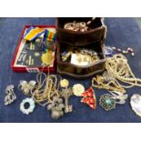 A THREE TIER WOODEN JEWELLERY CASE AND CONTENTS TO INCLUDE SILVER, AND COSTUME PIECES, FOUR LOOSE