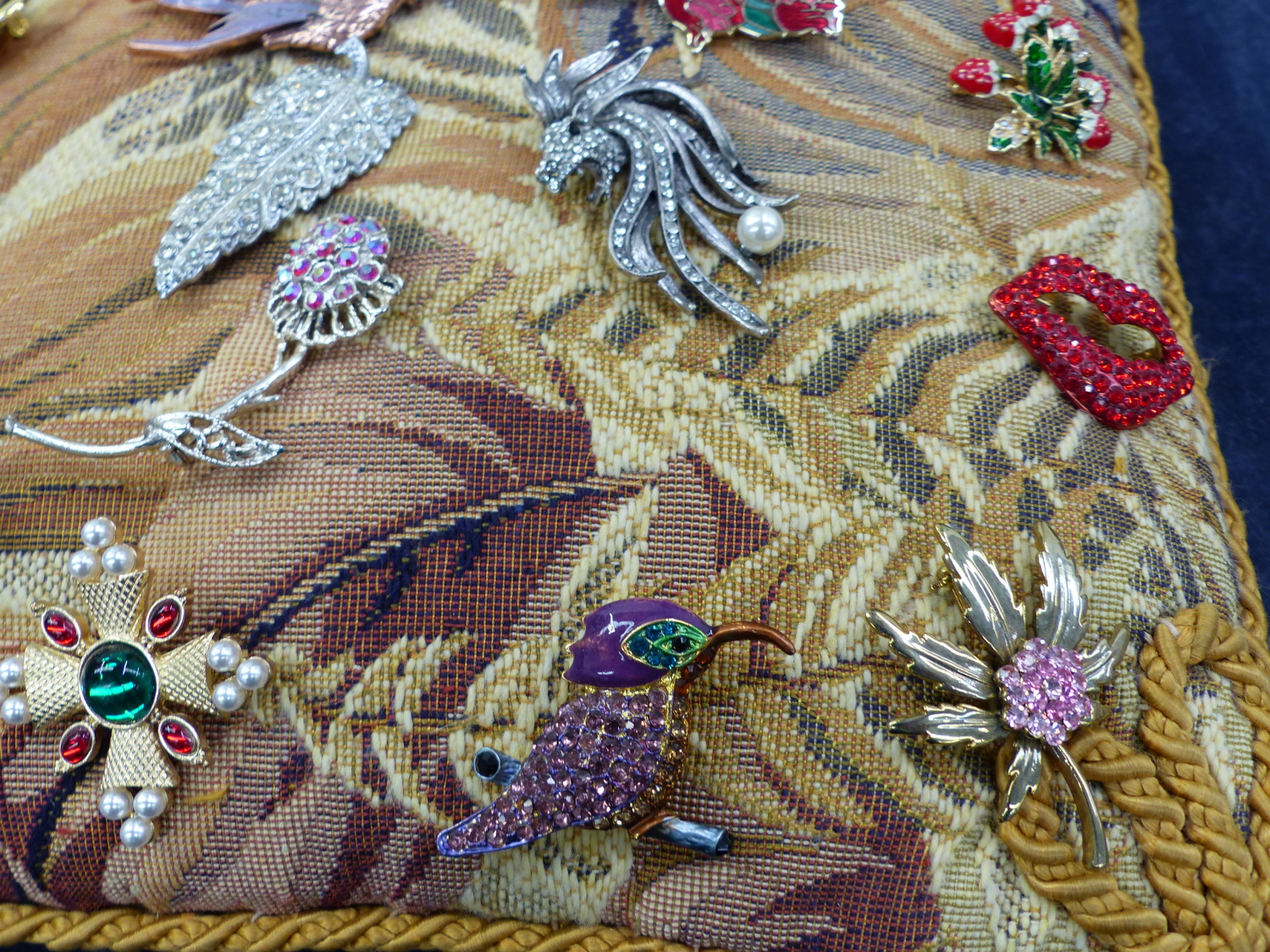 A QUANTITY COSTUME BROOCHES ON A TAPESTRY CUSHION - Image 3 of 5