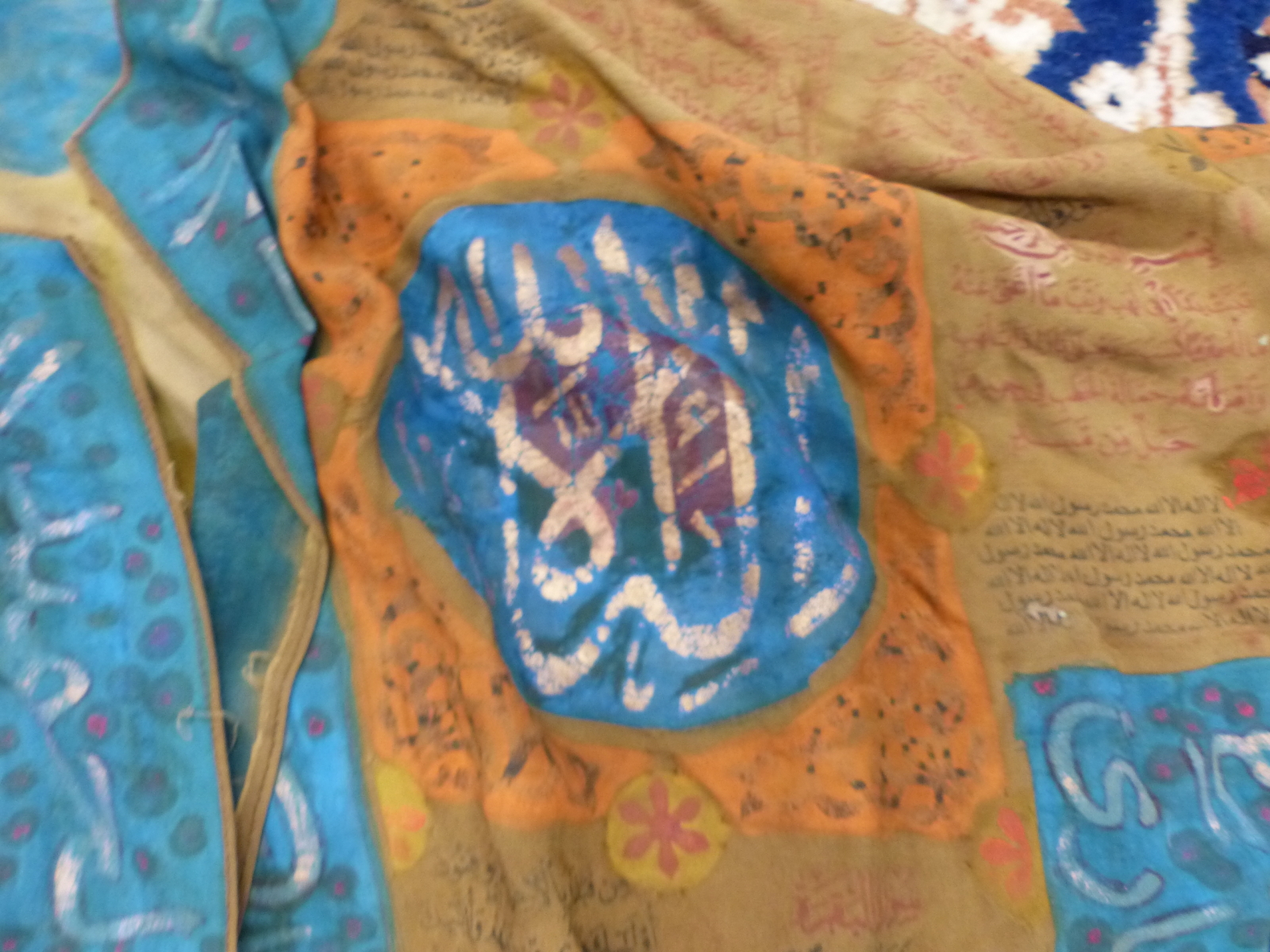 AN ISLAMIC TALISMANIC BROWN TUNIC PAINTED WITH BLUE EDGING AND ORANGE DETAILS ABOUT INSCRIPTIONS - Image 6 of 8