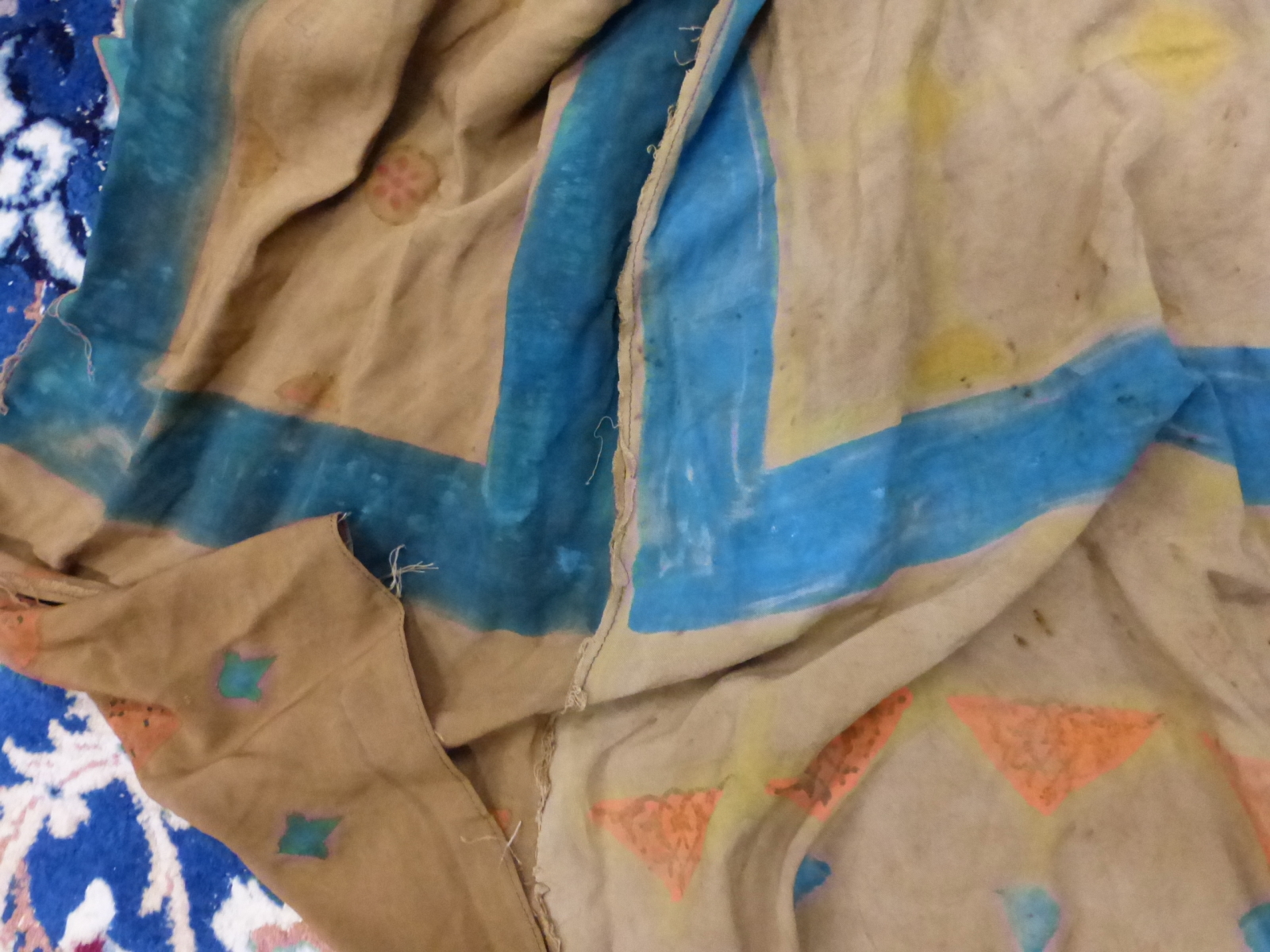 AN ISLAMIC TALISMANIC BROWN TUNIC PAINTED WITH BLUE EDGING AND ORANGE DETAILS ABOUT INSCRIPTIONS - Image 7 of 8