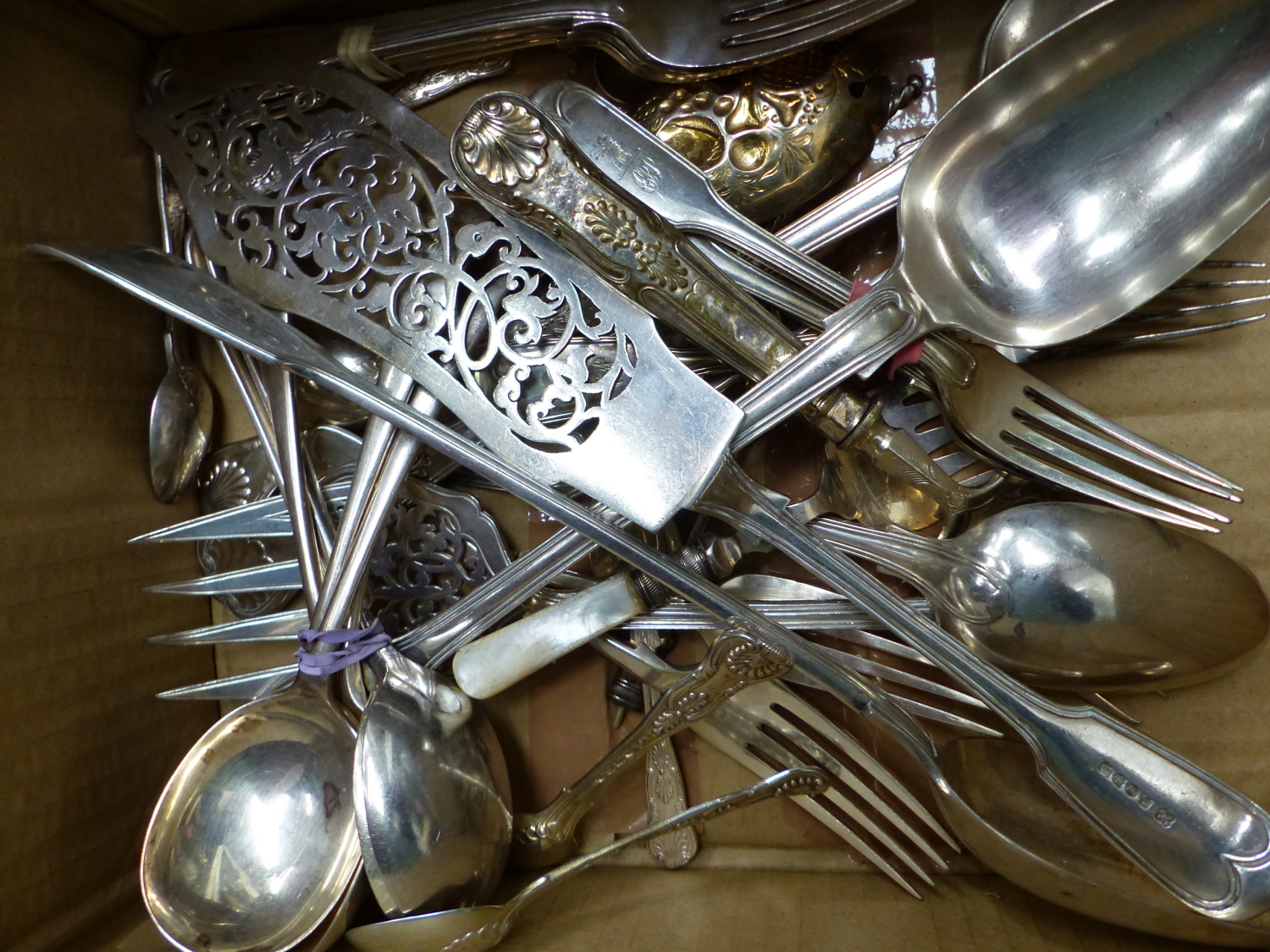 A COLLECTION OF ANTIQUE SILVER PLATED SERVING SPOONS VARIOUS FORKS AND TWO HALLMARKED SILVER KINGS - Image 3 of 3