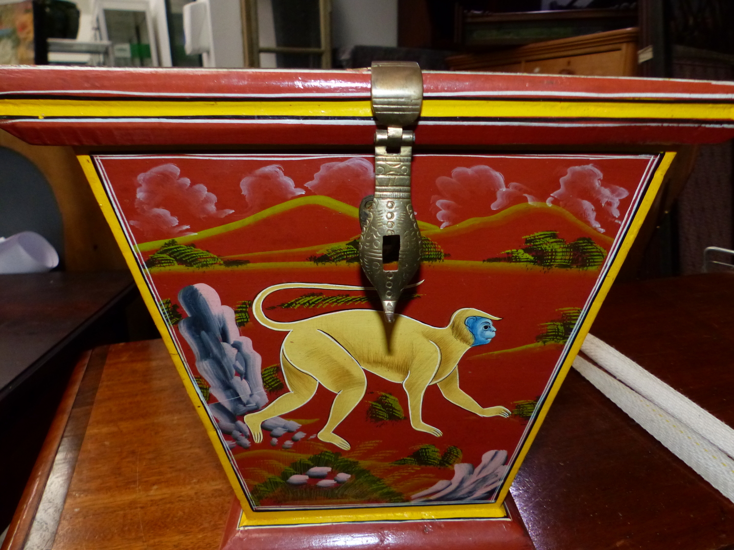 A PAINTED STORAGE BOX DECORATED WITH A PRIMATE - Image 4 of 4