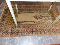 AN ANTIQUE TURKISH PRAYER RUG OF CLASSICAL DESIGN, 166 x 100cms