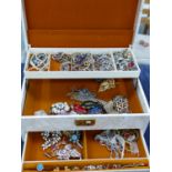 A VINTAGE JEWELLERY CASE AND CONTENTS, TO INCLUDE VINTAGE COSTUME JEWELLERY