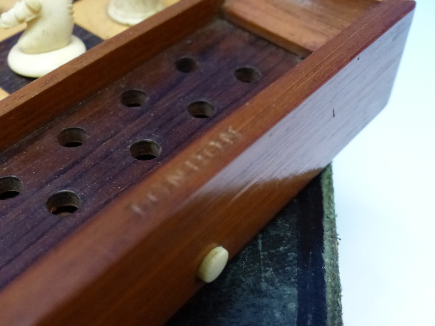 A JAQUES TRAVELLERS CHESS SET, THE MAHOGANY BOARD WITH LOCKS TO HOLD THE RED AND WHITE PIECES IN - Image 6 of 16