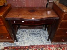 AN 18th CENTURY MAHOGANY SERPENTINE FOLD OVER TEA TABLE ON FLUTED LEGS.