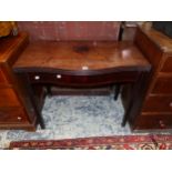 AN 18th CENTURY MAHOGANY SERPENTINE FOLD OVER TEA TABLE ON FLUTED LEGS.