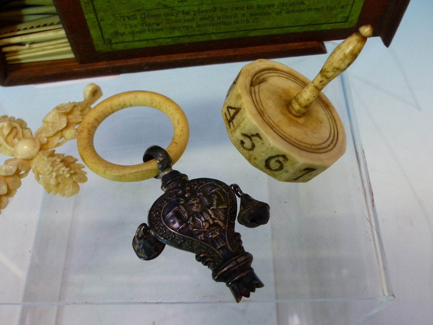 A BOXED GAME OF IVORY SPELLICANS, A BONE SPINNING DIE, A FLORAL CARVED IVORY CROSS PENDANT AND A - Image 3 of 5