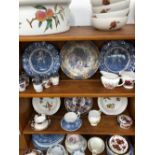 A SMALL COLLECTION OF DECORATIVE CHINA AND DINNER WARES.