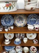 A SMALL COLLECTION OF DECORATIVE CHINA AND DINNER WARES.