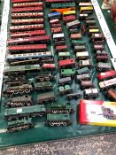 A SMALL COLLECTION OF OO GAUGE LOCOMOTIVES CARRIAGES AND ROLLING STOCK