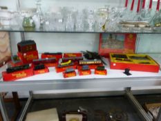 TRIANG 00 GUAGE ELECTRIC LOCOMOTIVES AND ROLLING STOCK, MAINLY BOXED