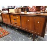 A RETRO MID CENTURY TEAK SIDE BOARD.