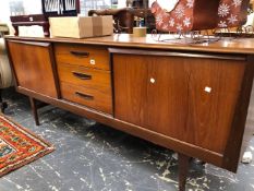 A RETRO MID CENTURY TEAK SIDE BOARD.