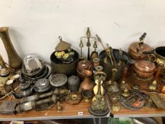 A LARGE QUANTITY OF VINTAGE AND LATER COPPER, BRASS AND METAL WARES.