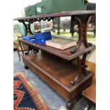 A THREE TIER VICTORIAN MAHOGANY BUFFET TABLE WITH CARVED SCROLL SUPPORTS AND INTEGRATED DRAWERS.