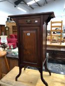 A SMALL EDWARDIAN MAHOGANY HALL CABINET.