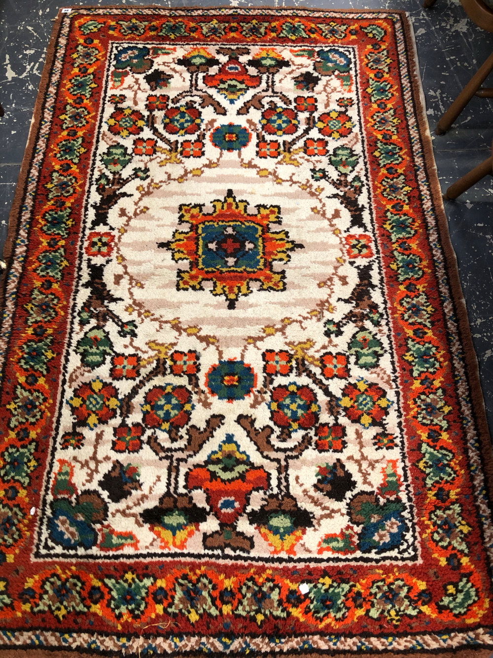 A SMALL WOOL HOOKED RUG.