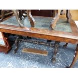 A LEATHER INSET WALNUT COFFEE TABLE WITH TWO DRAWERS AND SUPPORTED ON REEDED COLUMNS TO EACH