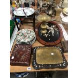 A SMALL COLLECTION OF ORIENTAL PLATES, STANDS BOXES ETC.