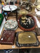 A SMALL COLLECTION OF ORIENTAL PLATES, STANDS BOXES ETC.