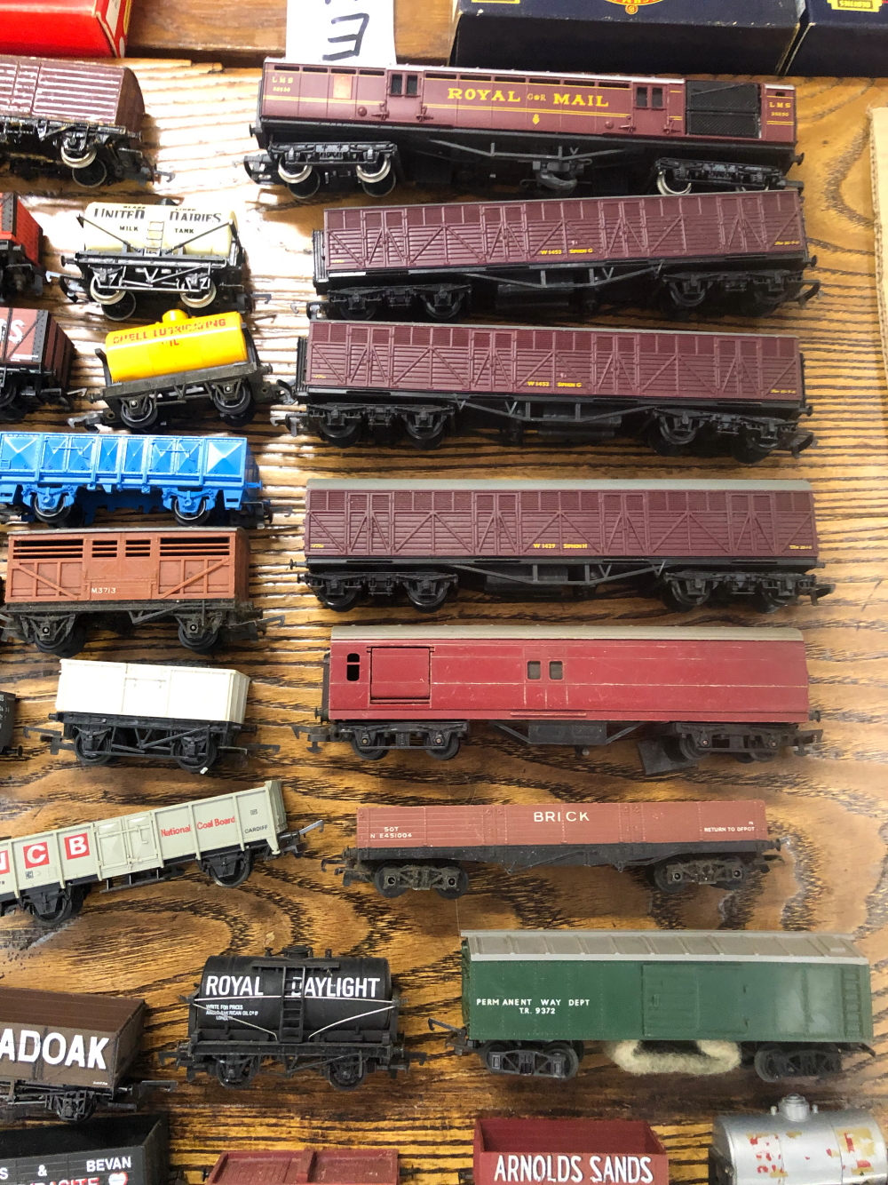 A LARGE COLLECTION OF RAILWAY ROLLING STOCK AND A ROYAL MAIL CARRIAGE - Image 3 of 5