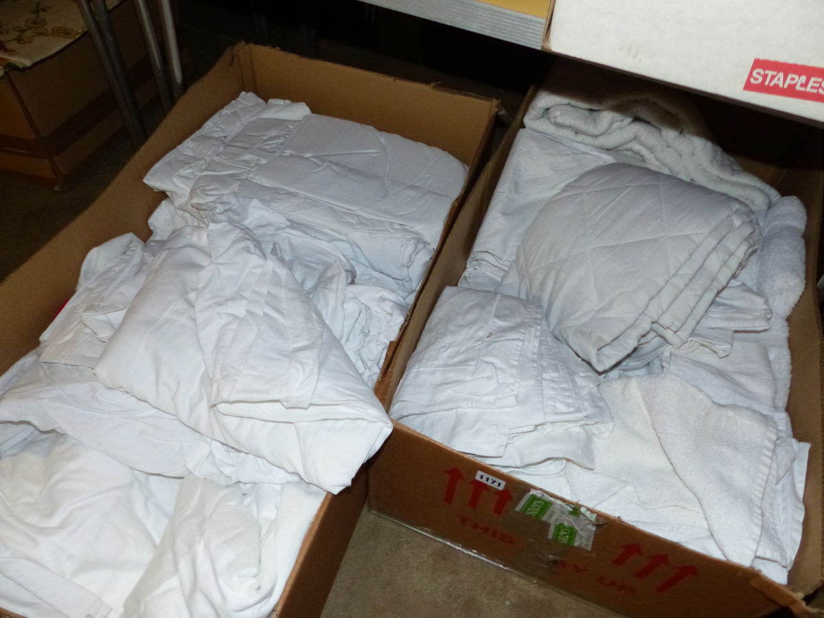 A LARGE QUANTITY OF BED LINENS AND TOWELS.