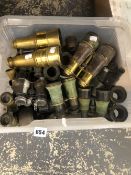 A LARGE COLLECTION OF VINTAGE BINOCULARS AND PARTS.