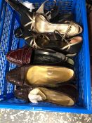 A COLLECTION OF VINTAGE AND LATER LADIES SHOES AND BOOTS.