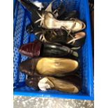 A COLLECTION OF VINTAGE AND LATER LADIES SHOES AND BOOTS.