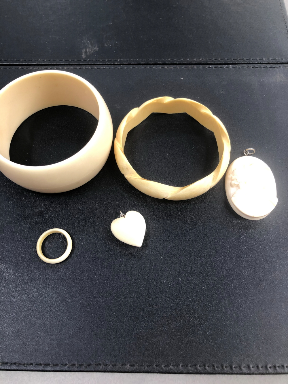 VINTAGE CARVED IVORY JEWELLERY TO INCLUDE BANGLES, PENDANTS AND A RING