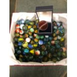 A BOX OF VINTAGE MARBLES AND AN AGATE SET SET BROOCH.