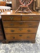 A GEORGIAN OAK CHEST OF TWO SHORT AND THREE GRADED LONG DRAWERS ON BRACKET FEET. W 93 x D 52.5 x H