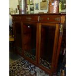A GOOD QUALITY MAHOGANY AND BRASS MOUNTED EMPIRE STYLE DISPLAY CABINET.