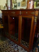 A GOOD QUALITY MAHOGANY AND BRASS MOUNTED EMPIRE STYLE DISPLAY CABINET.