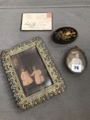 MILITARY BUTTONS AND BADGES AND TWO VINTAGE PORTRAIT FRAMES.