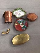 A VINTAGE BRASS TOBACCO BOX, A LEATHER STUD BOX, TWO ENAMEL PIN DISHES AND A COPPER CUP.
