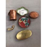 A VINTAGE BRASS TOBACCO BOX, A LEATHER STUD BOX, TWO ENAMEL PIN DISHES AND A COPPER CUP.