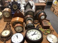 A QUANTITY OF VICTORIAN, EDWARDIAN AND LATER MANTLE AND WALL CLOCKS.