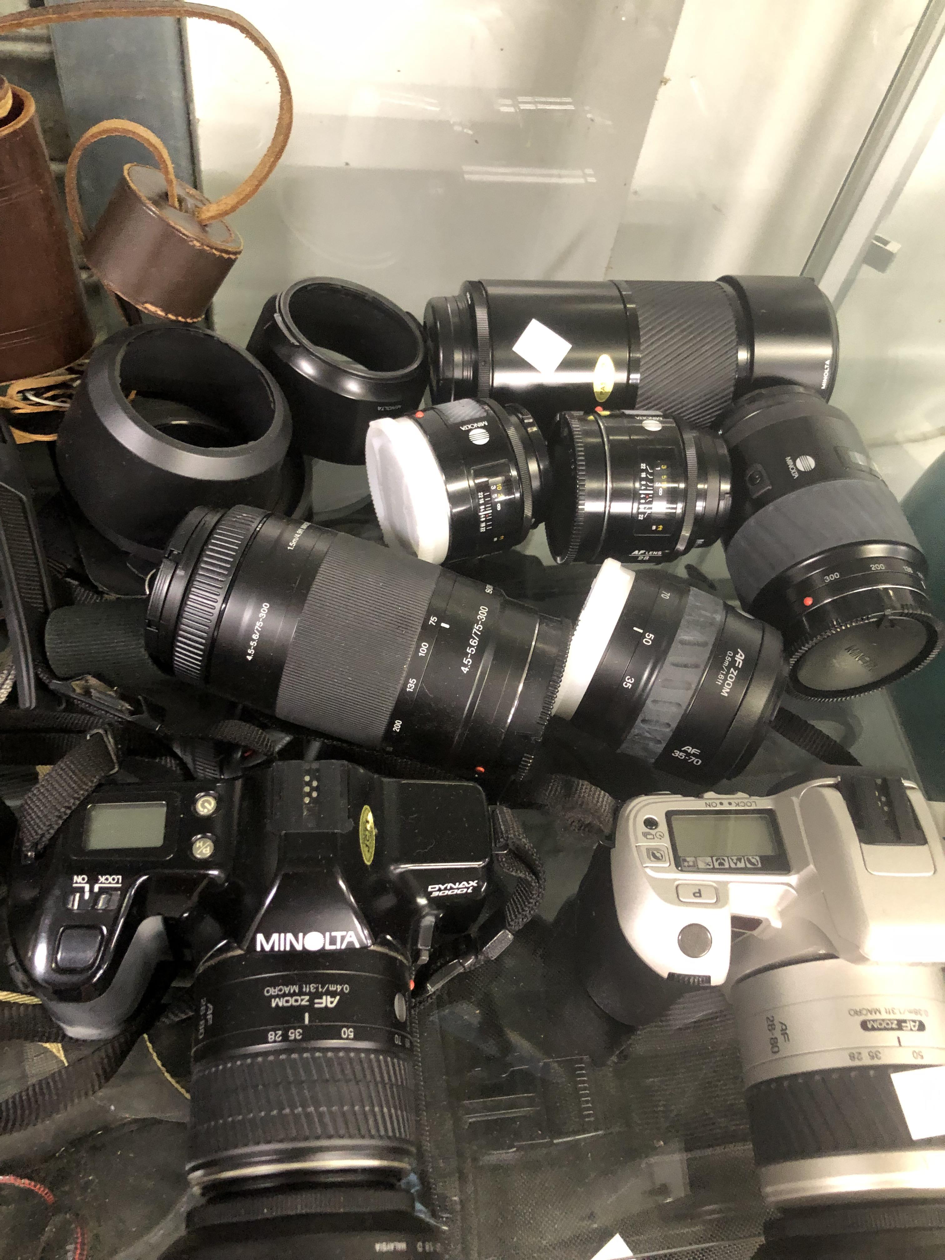 A LARGE COLLECTION SLR AND OTHER CAMERAS. - Image 3 of 6