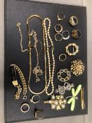 VINTAGE JEWELLERY TO INCLUDE TWO 9ct GOLD DRESS RINGS, BROOCHES, BRACELETS ETC.