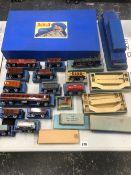 A HORNBY DUBLO BOXED TRAIN SET, VARIOUS BOXED ROLLING STOCK, ACCESSORIES ETC.