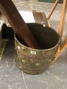 AN ANTIQUE COPPER AND BRASS COAL BUCKET.